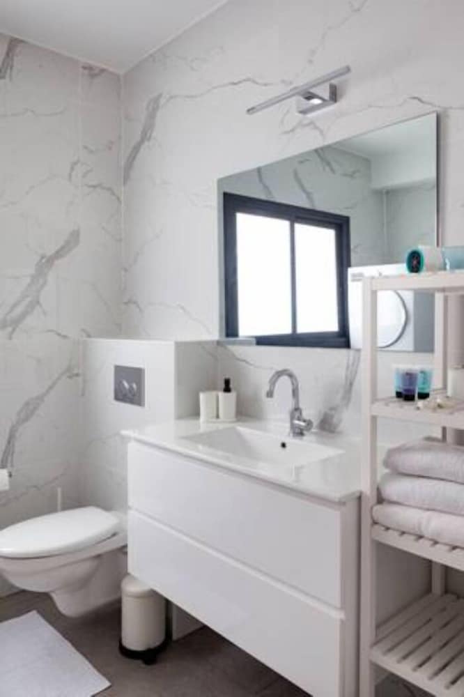 Фото Top Penthouse & Jacuzzi On The Beach