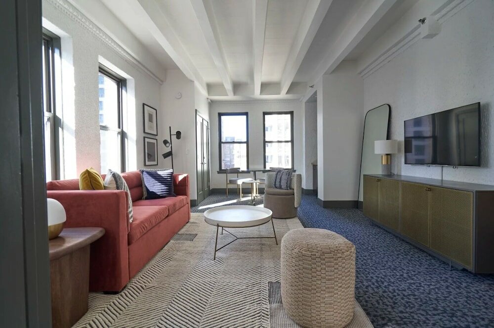 Фото Magnificent Mile Suites