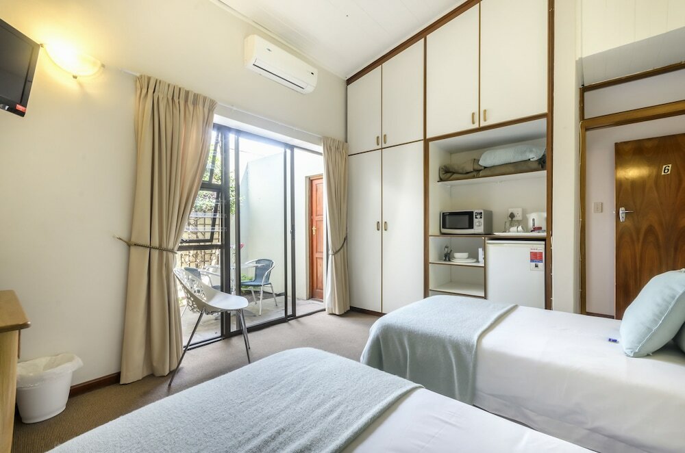 Фото Admiral's Lodge Guest House B & B