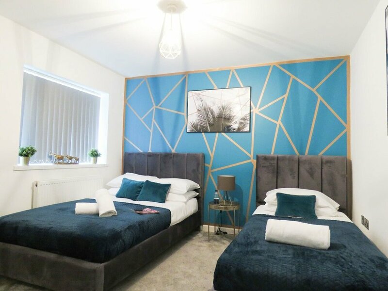 Гостиница Tudors eSuites 4 Bedroom House в Бирмингеме