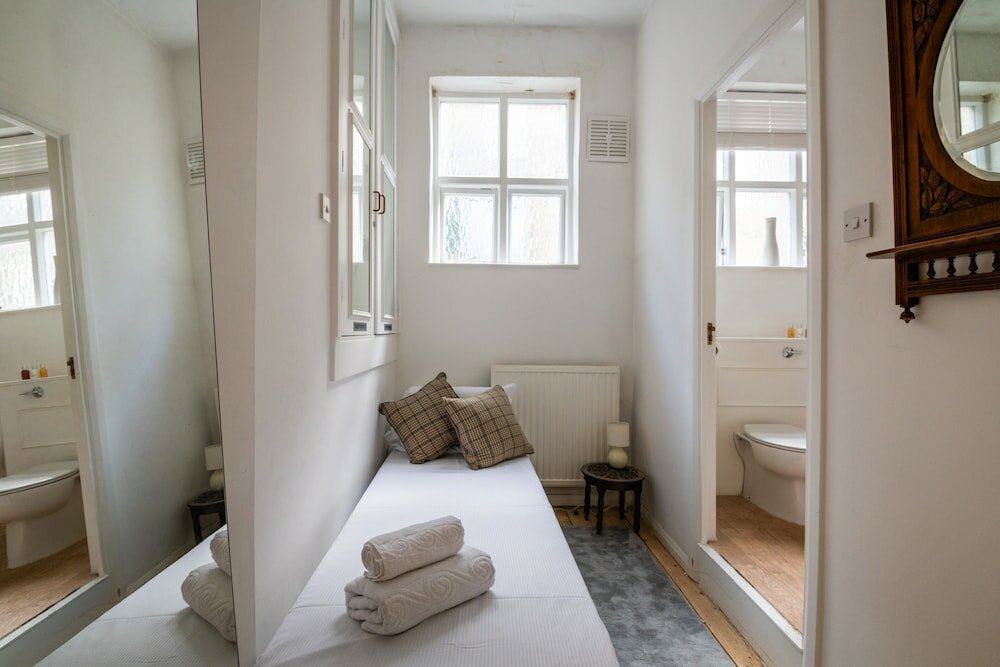 Фото Classic Belgravia Home by Victoria Station by Underthedoormat