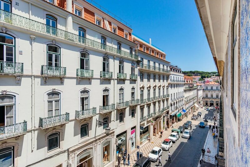 Гостиница Downtown Garrett Deluxe Apartment Rentexperience в Лиссабоне