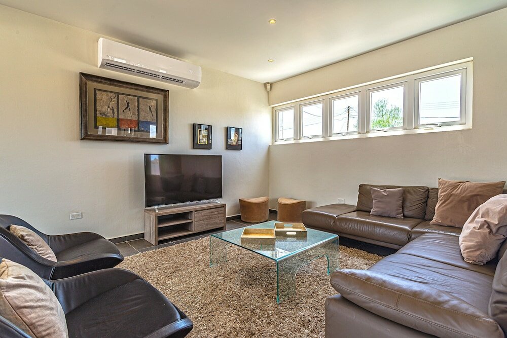 Фото Stunning Modern Home, Near Beaches Full Ac