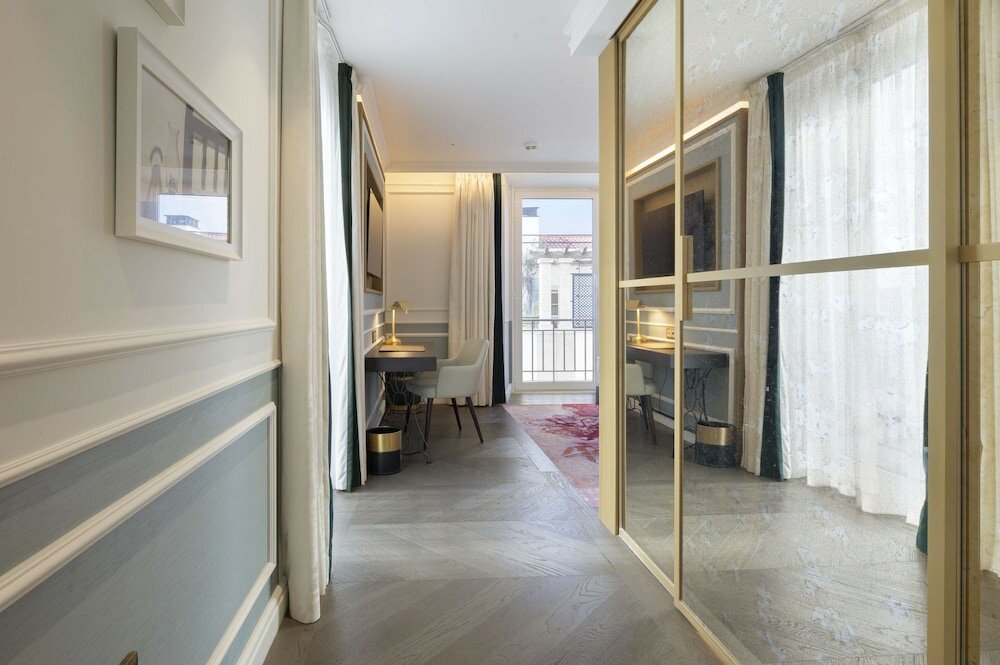 Фото The Emerald House Lisbon Curio Collection by Hilton