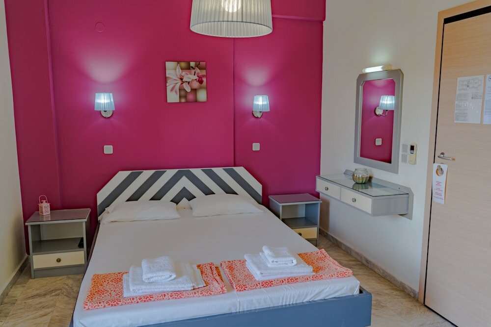 Фото Saint-Trope Studios