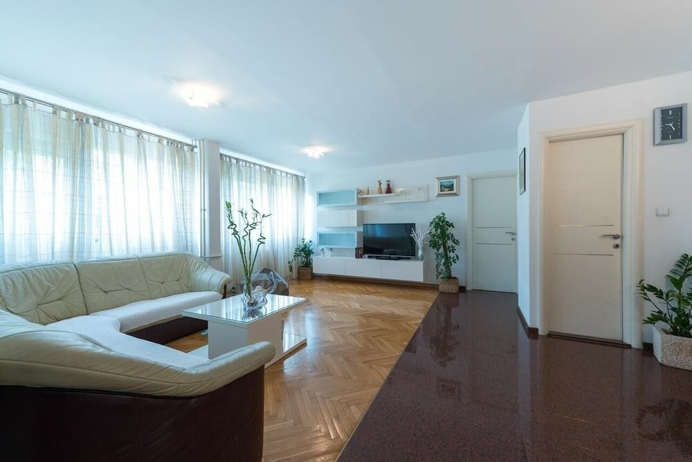 Фото Snjeza - Spacious & Comfortable - A1