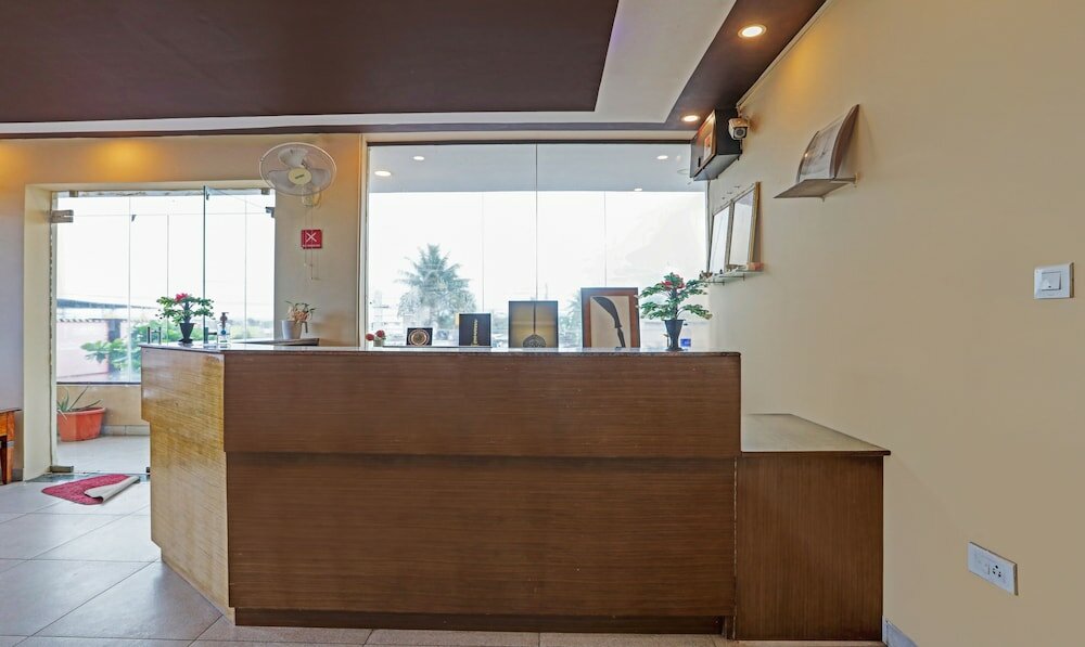 Фото Treebo White Wings