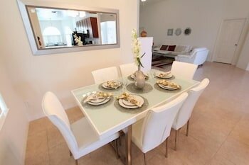 Фото 929 Emerald Green Court Pool! 4 Bedroom Home by Redawning