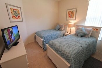 Фото 929 Emerald Green Court Pool! 4 Bedroom Home by Redawning