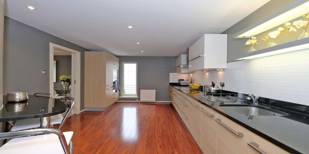 Фото Executive three Bedroom Apartment in Aberdeens West End