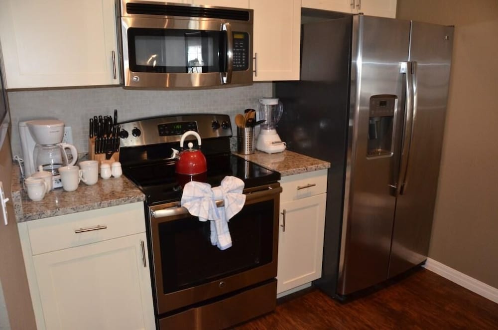 Фото Lucaya 3 Bedroom 2 Bath Townhome With Flat Screen TV