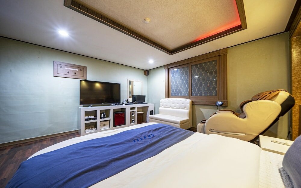 Фото Changwon Myeongseodong Hotel Sky