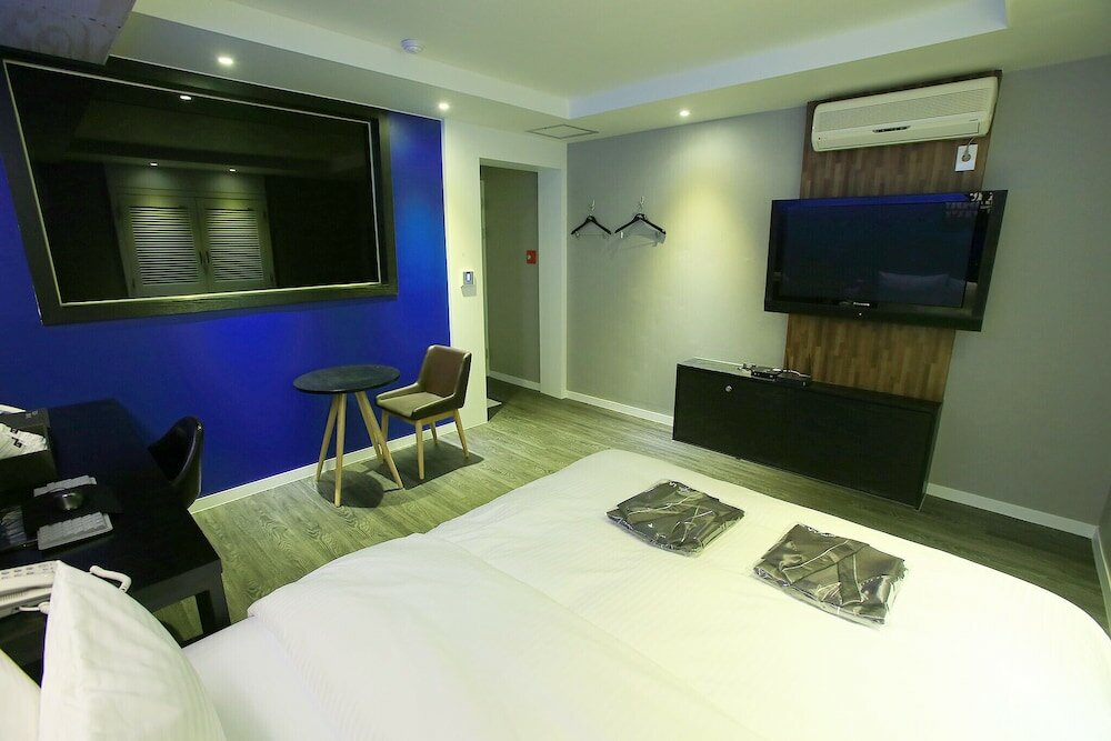 Фото Suwon City Hall Station Rose