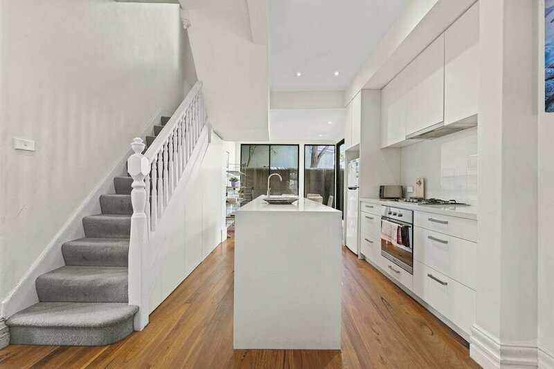 Гостиница Light Filled Charming Townhouse в Сиднее