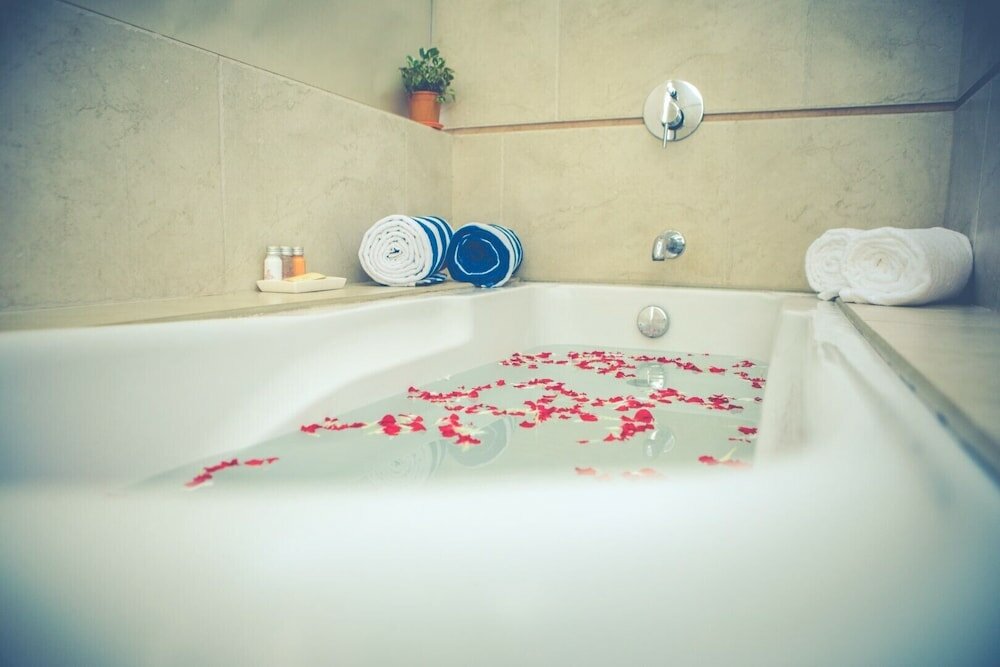 Фото Neelams The Glitz