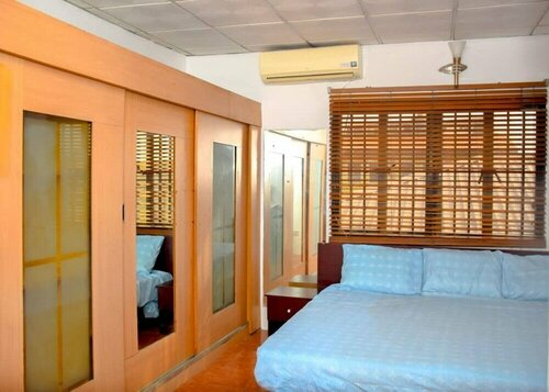 Гостиница Inviting 2-bed Apartment in Lagos -canal Views в Лагосе