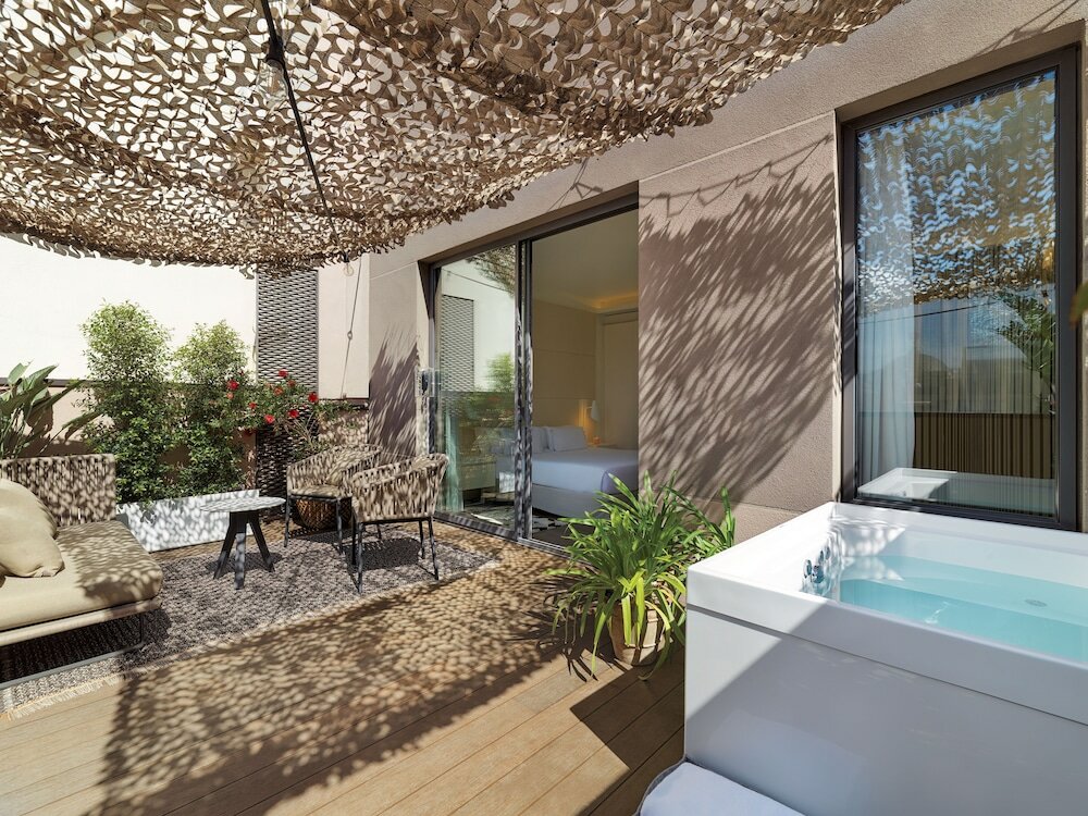 Фото H10 Urquinaona Plaza