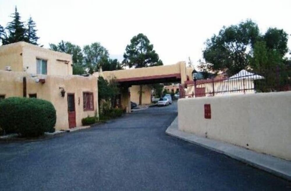 Фото El Pueblo Lodge