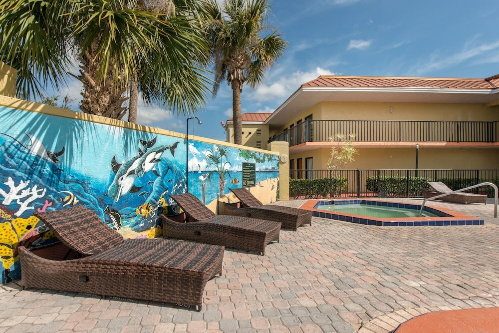 Фото Clarion Inn & Suites Kissimmee-Lake Buena Vista South