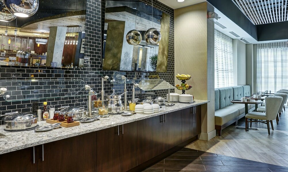 Фото Doubletree by Hilton Charlotte - Gateway Village