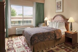 Гостиница Days Inn & Suites by Wyndham Albany