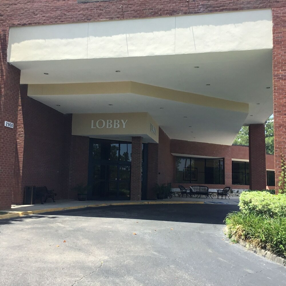 Фото Days Inn & Suites by Wyndham Tallahassee Conf Center I-10