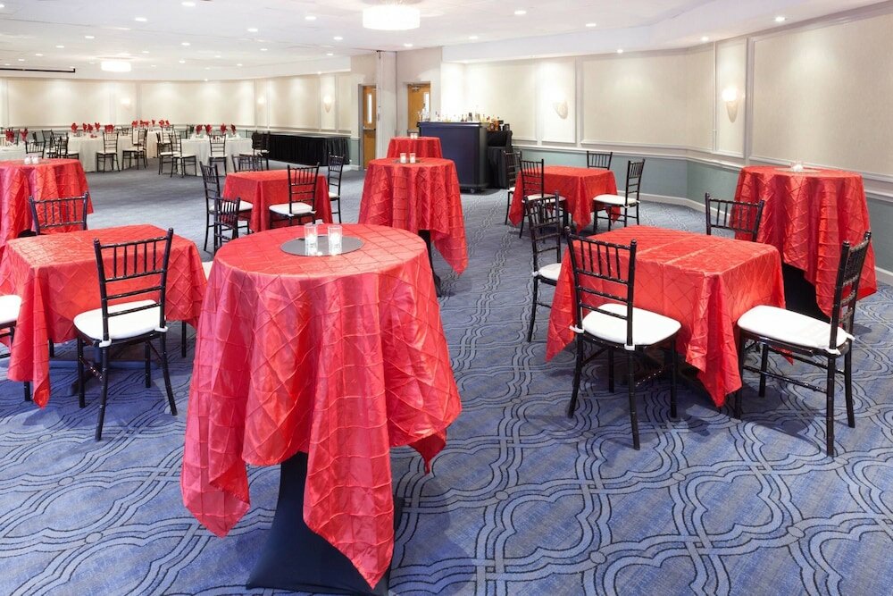 Фото Ramada Plaza by Wyndham Chicago North Shore