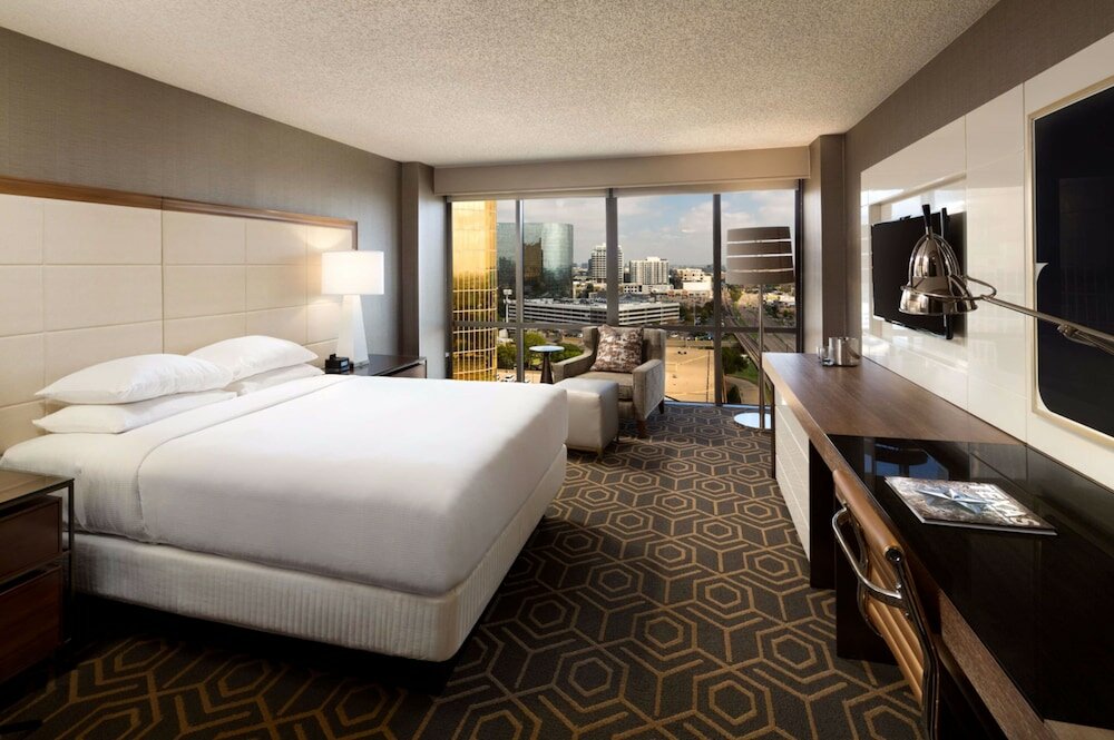 Фото DoubleTree by Hilton Dallas - Campbell Centre