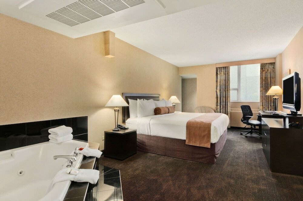 Фото Ramada Plaza by Wyndham Calgary Downtown