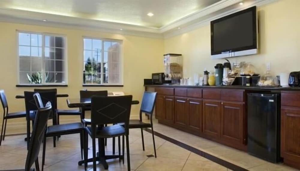 Фото Orange Show Inn San Bernardino