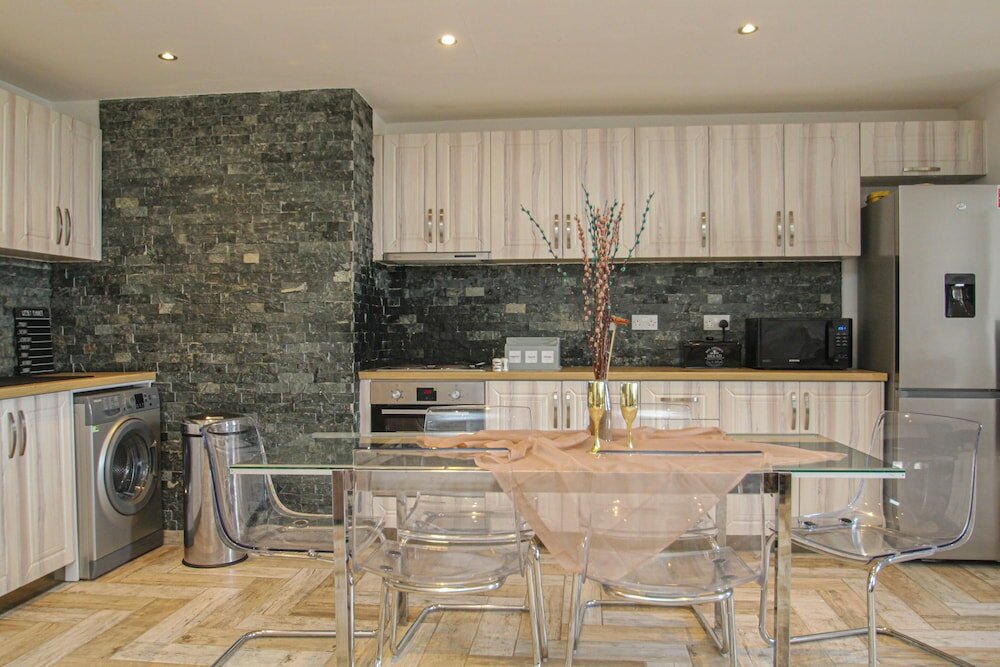 Фото Lavish Apartment sleeps 5 Lanark