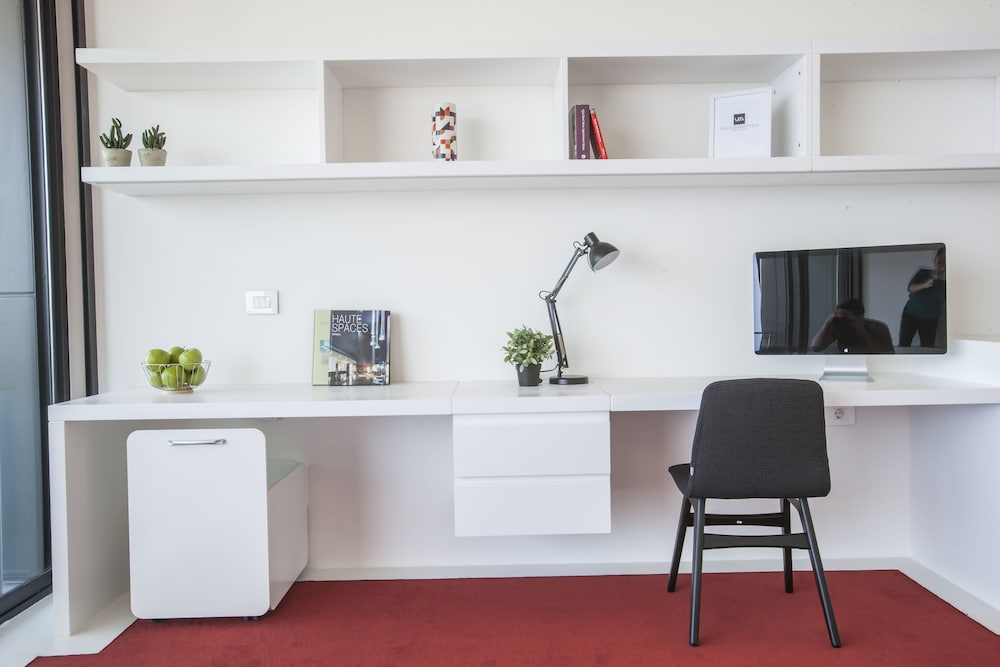 Фото 1866 Court & Suites