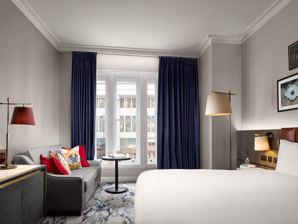 Фото The Trafalgar St. James London, Curio Collection by Hilton