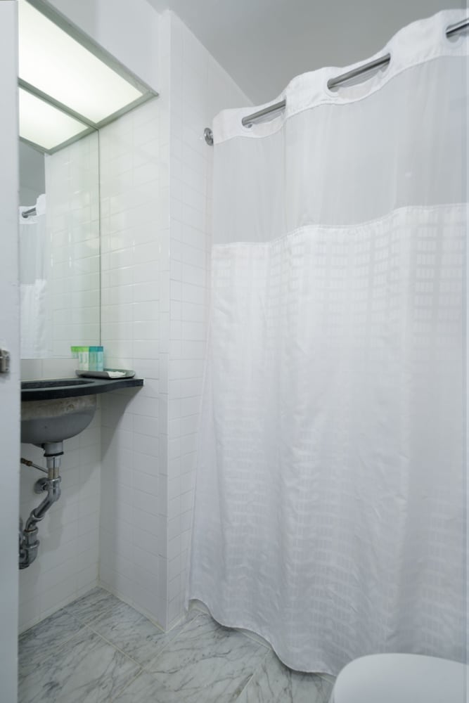 Фото The Shoreham Hotel