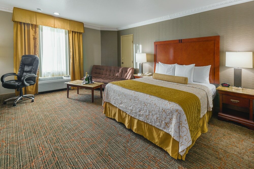 Фото Best Western Plus Newport Mesa Inn