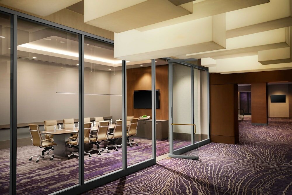 Фото Hilton Long Beach Hotel