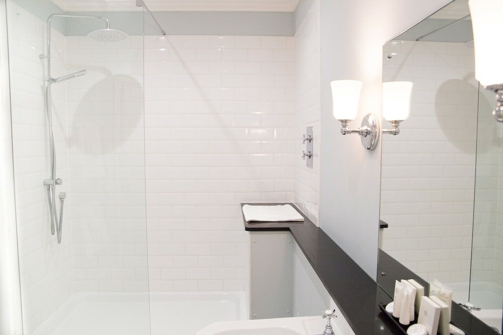 Фото Two Bridges Hotel