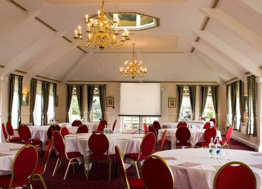 Фото Two Bridges Hotel