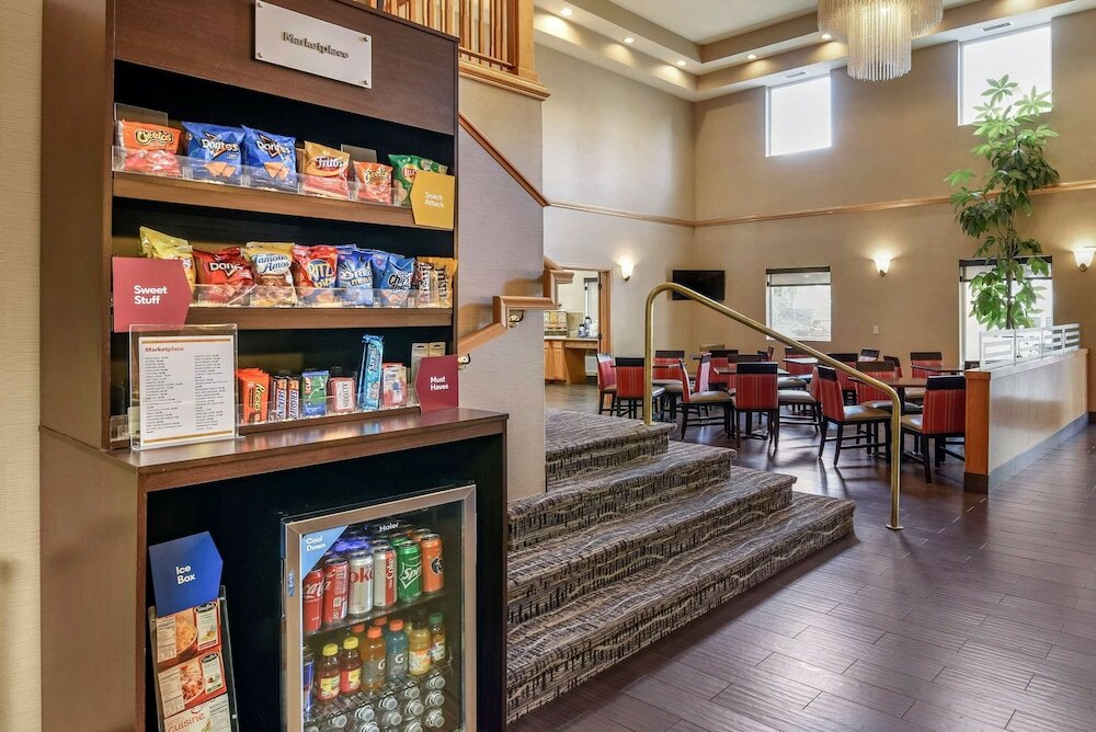 Фото Comfort Suites Portland Airport