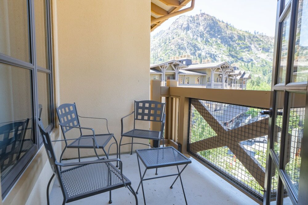 Фото The Village at Palisades Tahoe