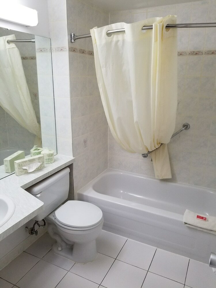 Фото Baymont by Wyndham Montreal Airport