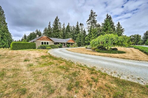 Гостиница Peaceful Ranch-style Camano Home on 5 Acres!