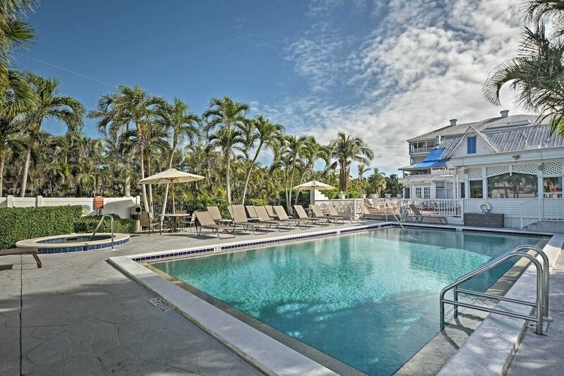Гостиница Marco Island Condo w Shared Pool & Hot Tub!