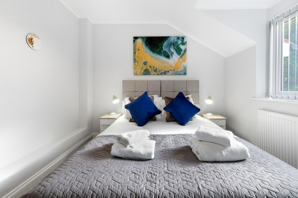 Фото 2 Bdrm Penthouse with parking Wycombe