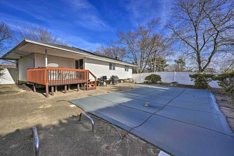 Гостиница Quiet Commack Cottage w Pool, 8 Mi to Beach! в Коммаке