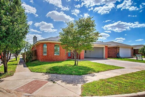 Гостиница Pet-friendly Lubbock Home W/yard - 6Mi to Ttu в Лаббоке