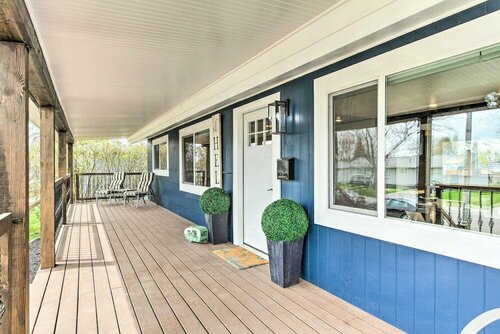 Гостиница Sleek & Modern Great Falls Gem: Hot Tub, Yard в Грейт-Фоллс
