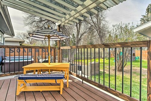 Гостиница Sleek & Modern Great Falls Gem: Hot Tub, Yard в Грейт-Фоллс