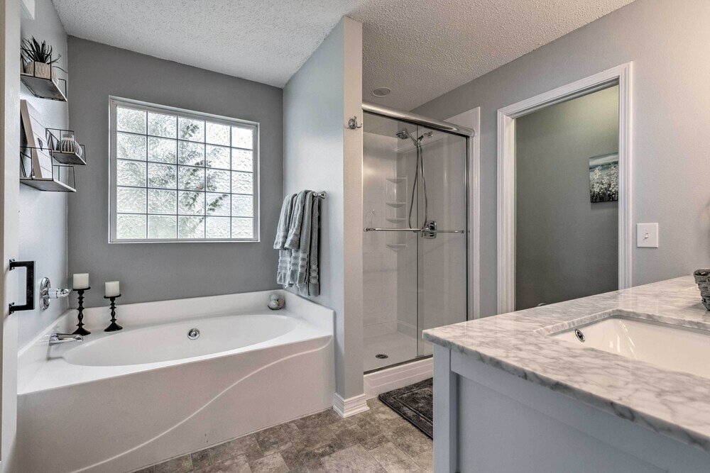 Фото Spacious Home w Sunroom, 15 Mi to Pensacola!