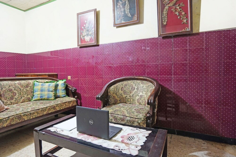 Фото Spot On 91859 Kost Budhe Syariah